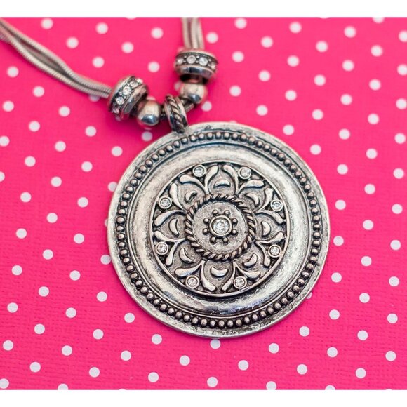 Vintage Silve Tone Floral Medallion Necklace 18 inch - P17 - Picture 1 of 3